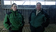 Marike und Laura Allers stehen in einem Stall auf ihrem Bauernhof. © Screenshot 