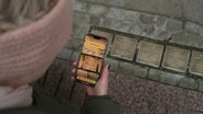 Auf einem Handy ist die Stolperstein-App zusehen. © Screenshot 