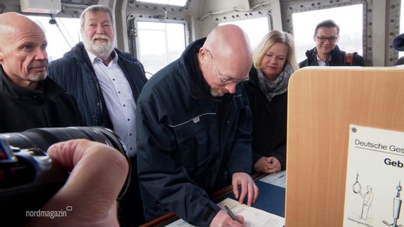 Innenminister Pegel aus Mecklemburg-Vorpommern unterschreibt einen Vertrag. © Screenshot 