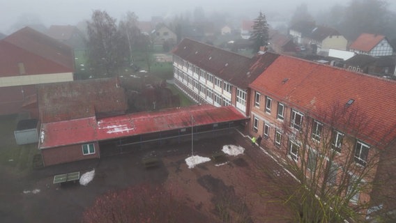 Das Schulgebäude muss in Heeseberg komplett saniert werden. © Screenshot 