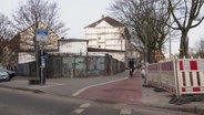 Ein Radfahrer fährt auf dem Radweg neben einer Baustelle. © Screenshot 