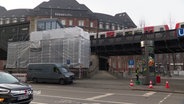 Die U-Bahn fährt am Rödingsmarkt entlang. © Screenshot 