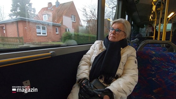 Sieglinde Petrich sitzt im Bus. © Screenshot 