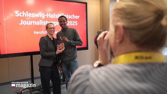 Corinna Below und Upendo Oropi Kinoka werden mit dem Journalistenpreis fotografiert. © Screenshot 