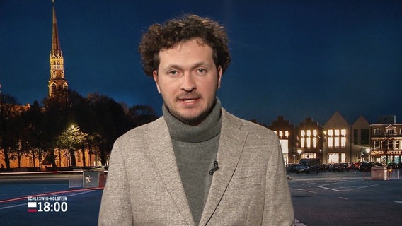 NDR Reporter Jonas Salto blickt in die Kamera © Screenshot 