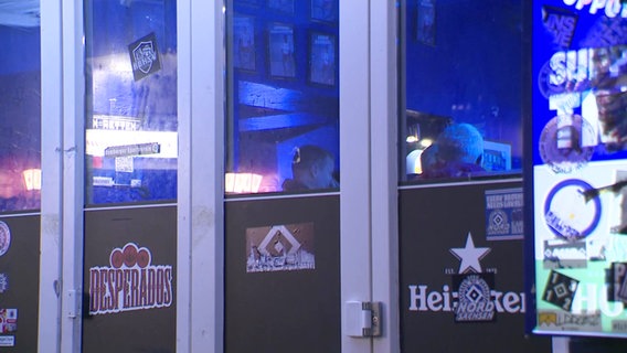 HSV-Fans sitzen in einer Sportsbar. © Screenshot 