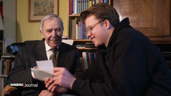 Gabriel mit seinem 90-jährigen Vater Heinz, sie schauen sich Fotos an. © Screenshot 