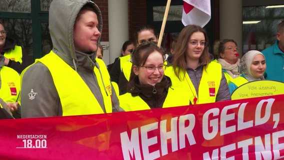 Mitarbeitende des Klinikums Oldenburg demonstrieren für höhere Löhne. © Screenshot 