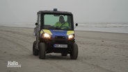 Ein Inselpolizist patroliert am Juister Strand. © Screenshot 