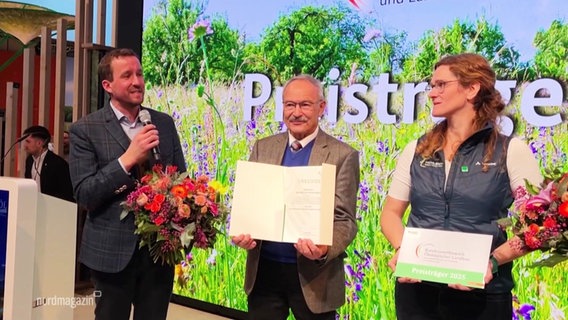 Der Bio-Landwirt Benedikt Ley wird bei der Grünen Woche in Berlin für seine nachhaltige Art der Bodenbewirtschaftung ausgezeichnet. © Screenshot 