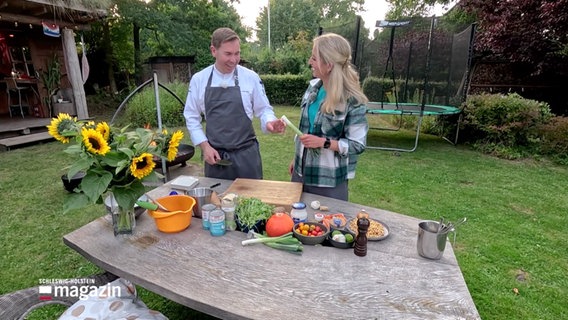 Volker Fuhrwerk und Lisa Knittel vor einem Tisch mit Zutaten. © Screenshot 