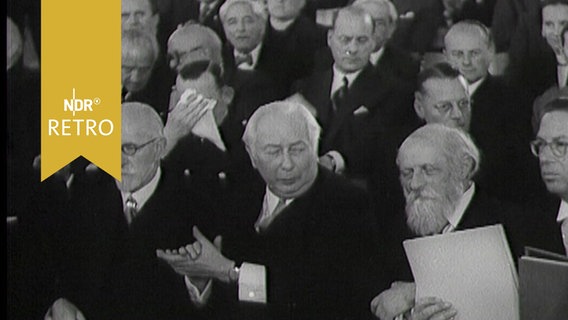 Martin Buber als Preisträger des Friedenspreises bei der Verleihung in der Paulskirche in Frankfurt neben Bundespräsident Theodor Heuss (27.09.1953) © Screenshot 