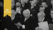 Martin Buber als Preisträger des Friedenspreises bei der Verleihung in der Paulskirche in Frankfurt neben Bundespräsident Theodor Heuss (27.09.1953) © Screenshot 