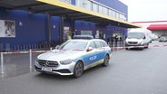 Nach einem Überfall auf einen Geldtransporter stehen Polizeiautos vor Ikea in Moorfleet. © TeleNewsNetwork 