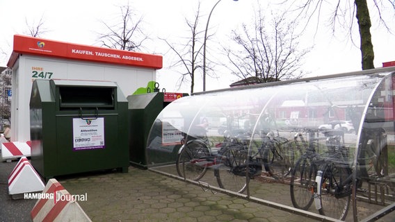 Ein Container für Altkleider neben einem Fahrradparkplatz. © Screenshot 