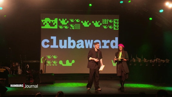 Zwei Personen auf der Bühne auf der "clubaward" zu lesen ist. © Screenshot 