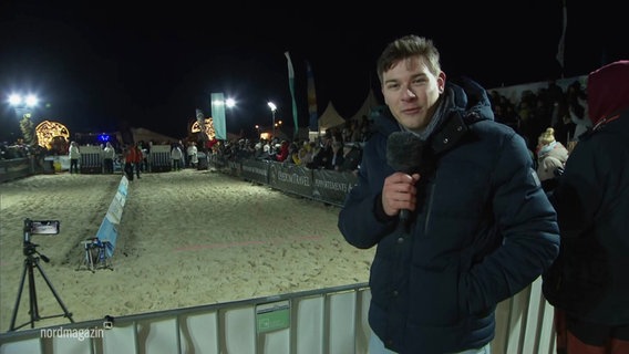 Reporter Moritz Schröder berichtet von der WM-Qualifikation im Strandkorb-Tragen aus Ahlbeck. © Screenshot 