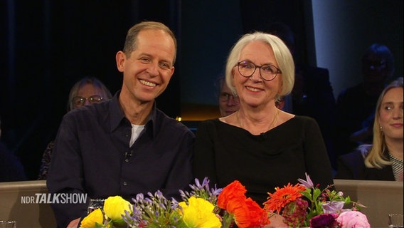 Autor Stephan Schäfer und seine Mutter Ulrike Merz zu Gast in der NDR Talk Show © Screenshot 