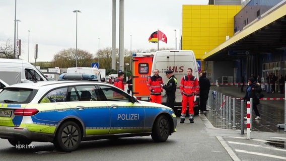 Vor einem großen schwedischen Möbelhaus parken Einsatzfahrzeuge von Polizei und Rettungsdienst. © Screenshot 