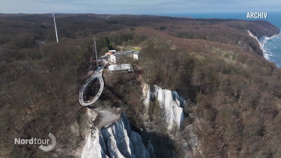 Blick aus der Vogelperspektive auf den Skywalk bei den Kreidefelsen auf Rügen. © Screenshot 