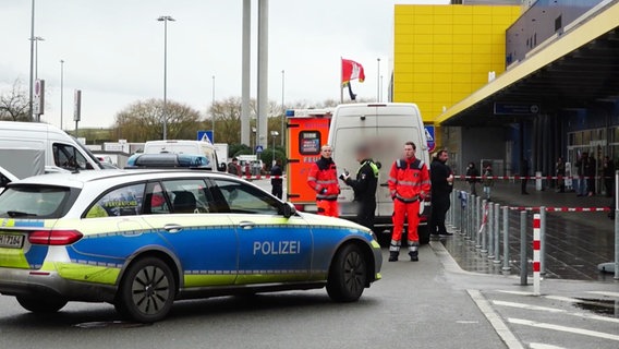 Polizeiwagen stehen nach einem Geldtransporter-Überfall auf einem Ikea-Parkplatz. © Screenshot 