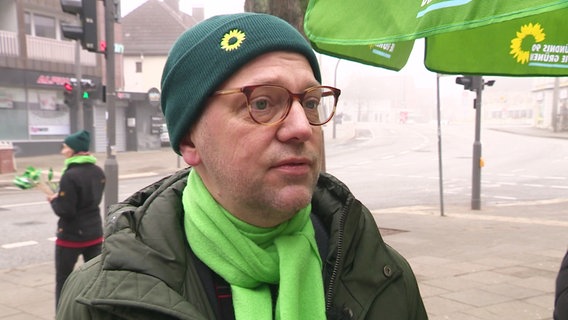 Der Politiker Till Steffen (Grüne) beim Wahlkampf in Eimsbüttel. © Screenshot 