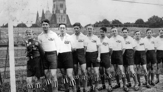 Ein altes schwarz-weiß Foto zeigt Spieler des HSV um 1930. © Screenshot 