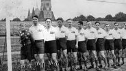 Ein altes schwarz-weiß Foto zeigt Spieler des HSV um 1930. © Screenshot 