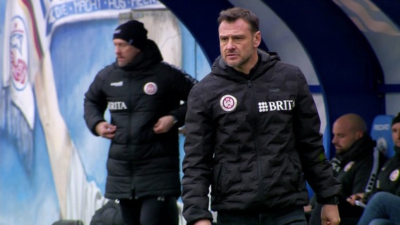 Der Trainer des FC Hansa Rostock, Daniel Brinkmann, beobachtet konzentriert vom Spielfeldrand das Geschehen. © Screenshot 