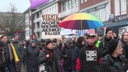 Menschen auf einer Anti-AfD Demo. © Screenshot 