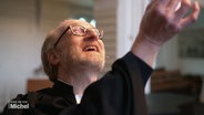 Pastor Reinhard Brunner in seiner Kirche St. Nikolai in Finkenwerder. © Screenshot 