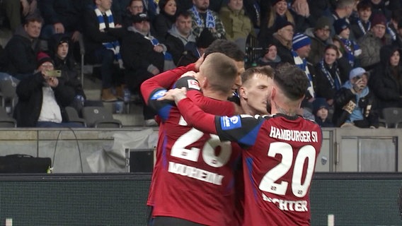 Eine Jubeltraube aus HSV-Spielern feiert das 1:0 von Davie Selke gegen Hertha BSC Berlin. © Screenshot 