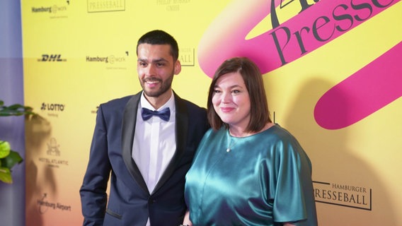 Leon Alam und Katharina Fegebank von den Grünen beim Hamburger Presseball. © Screenshot 