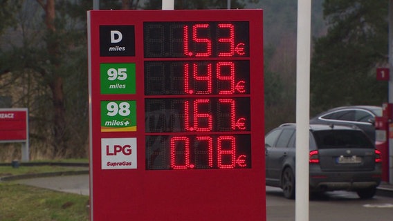 Die Preisanzeige einer polnischen Tankstelle. © Screenshot 