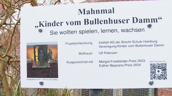 Ein Schild vom Mahnmal "Die Kinder vom Bullenhuser Damm". © Screenshot 