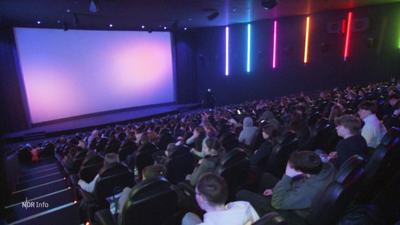 Schüler sitzen im Kino. © Screenshot 