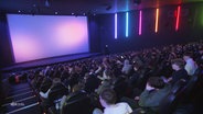 Schüler sitzen im Kino. © Screenshot 