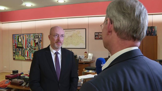 Innenminister Christian Pegel im Gespräch mit NDR Reporter Klaus Göbel © Screenshot 