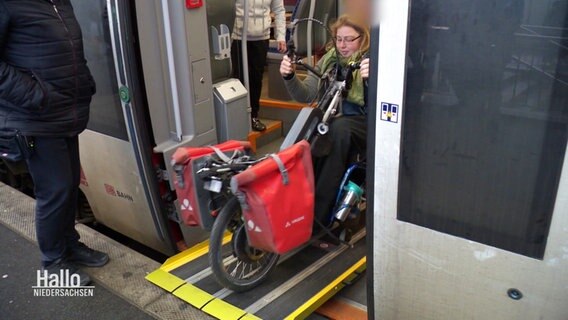 Eine Rampe wird ausgelegt, um einer gehbehinderten Frau den Ausgang aus der Bahn zu ermöglichen. © Screenshot 