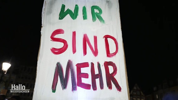 "Wir sind mehr", steht auf einem Schild. © Screenshot 