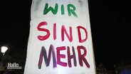 "Wir sind mehr", steht auf einem Schild. © Screenshot 