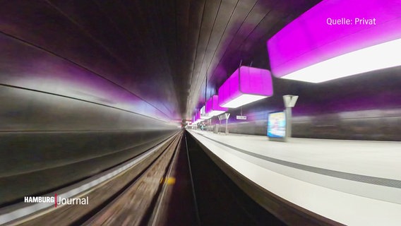 In Geschwindigkeit aufgenommenes Bild der U-Bahn-Haltestelle "Hafencity" der Linie U4 (Quelle: privat). Blick auf die Gleise. © Screenshot 