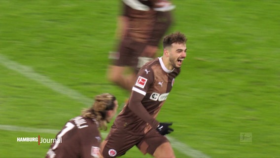 Lachende und laufende Spieler des FC St. Pauli. © Screenshot 