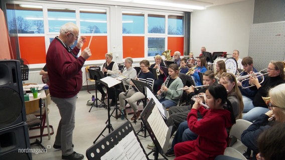 Ein Orchester mit Kindern und Erwachsenen probt. © Screenshot 