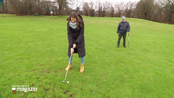 Zwei Personen beim Golfspielen. © Screenshot 