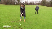 Zwei Personen beim Golfspielen. © Screenshot 