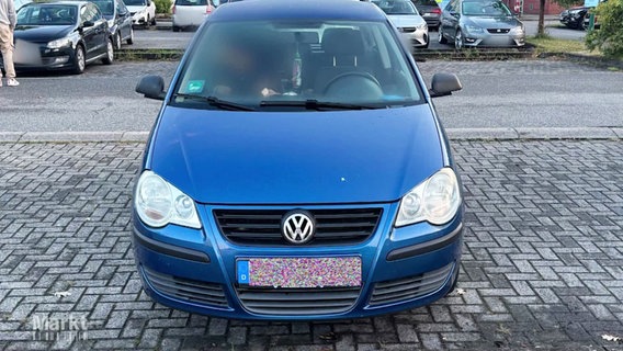 Ein blauer Kleinwagen auf einem Parkplatz. © Screenshot 