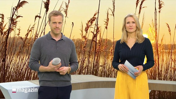 Gabi Lüeße und Henrik Hanses moderieren das Schleswig-Holstein Magazin. © Screenshot 