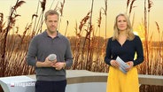 Gabi Lüeße und Henrik Hanses moderieren das Schleswig-Holstein Magazin. © Screenshot 