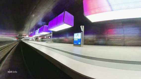 Eine in Geschwindigkeit aufgenommene U-Bahn-Station in Hamburg. (Quelle: privat) © Screenshot 